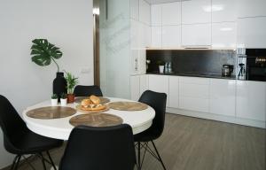 Kuchyňa alebo kuchynka v ubytovaní IRS ROYAL APARTMENTS Apartamenty IRS Cztery Oceany