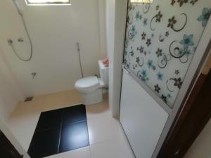 ein kleines Badezimmer mit Toilette und Dusche in der Unterkunft Shine View in Dikwella