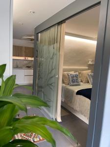 En eller flere senge i et værelse på LolaZen LasCanteras