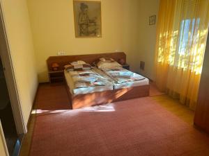 Posteľ alebo postele v izbe v ubytovaní Postafiók Apartman