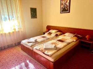 Posteľ alebo postele v izbe v ubytovaní Postafiók Apartman