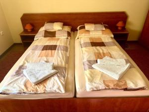 Posteľ alebo postele v izbe v ubytovaní Postafiók Apartman + 3 fotografie