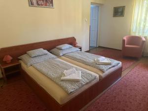 Posteľ alebo postele v izbe v ubytovaní Postafiók Apartman