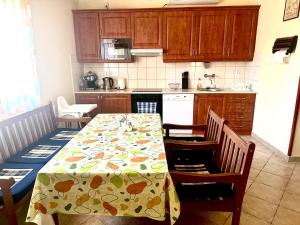 Kuchyňa alebo kuchynka v ubytovaní Postafiók Apartman
