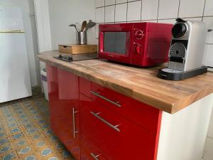 Kuchyň nebo kuchyňský kout v ubytování Le Piton - Appartements