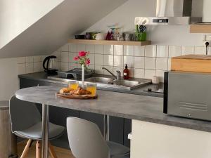 Kuchyň nebo kuchyňský kout v ubytování Le Piton - Appartements