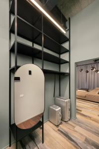 ティミショアラにあるArtHomes Apartmentsの白い椅子と黒い棚が備わる部屋 +81枚の写真