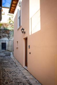 an alley with a door in a building at Casa nel Borgo -Affitti Brevi Italia in LʼAquila