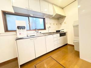 Cuisine ou kitchenette dans l'établissement 新規割引表参道原宿高級住宅地の贅沢隠れ家一軒家貸切駅ショッピング徒歩2分3路線浅草銀座直通