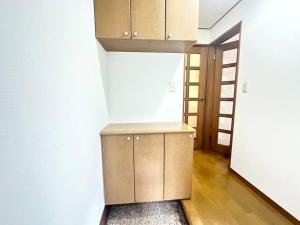 Cuisine ou kitchenette dans l'établissement 新規割引表参道原宿高級住宅地の贅沢隠れ家一軒家貸切駅ショッピング徒歩2分3路線浅草銀座直通