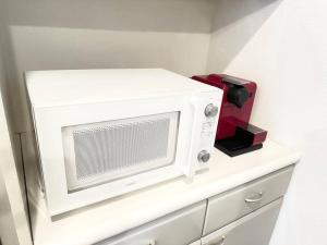 Cuisine ou kitchenette dans l'établissement 新規割引表参道原宿高級住宅地の贅沢隠れ家一軒家貸切駅ショッピング徒歩2分3路線浅草銀座直通