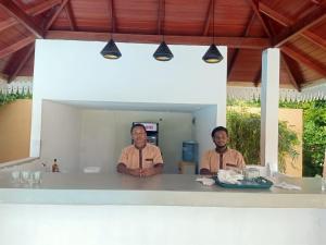 zwei Männer stehen an einem Tresen in einer Küche in der Unterkunft Bolagala Nature Resort in Madampella Pahala + 43 Fotos