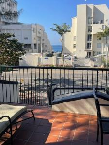 balcón con banco y valla con vistas al océano en C9 Salamander, en Durban