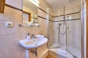 Koupelna v ubytování Hotel Drei Mohren + 29 fotografií