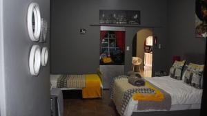 Un dormitorio con dos camas en una habitación. en Eagle's Nest, en Barberton