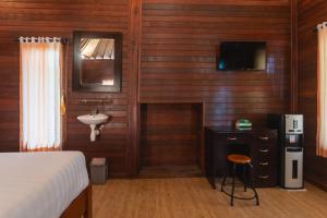 a bedroom with a bed and a sink and a sink at Pondok Hari Baik in Balian