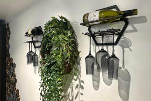 eine Wand mit einer Flasche Wein und einigen Pflanzen in der Unterkunft Bennett's Cottage in Kings Lynn