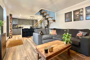 ein Wohnzimmer mit Sofa und Tisch in der Unterkunft Bennett's Cottage in Kings Lynn