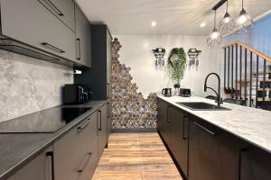 eine Küche mit Spüle und Arbeitsplatte in der Unterkunft Bennett's Cottage in Kings Lynn