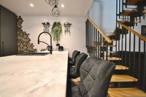 eine Küche mit Tisch und Stühlen und Treppe in der Unterkunft Bennett's Cottage in Kings Lynn