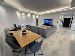 TV a/nebo společenská místnost v ubytování La Marina