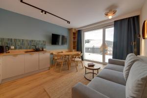 Μια τηλεόραση ή/και κέντρο ψυχαγωγίας στο RentPlanet - Apartamenty IzerSKI Resort