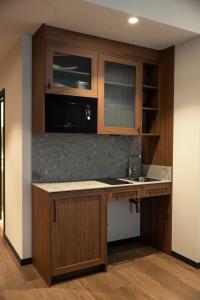 Kuchyň nebo kuchyňský kout v ubytování Batimont Suites & Apartments
