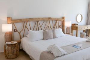 Postel nebo postele na pokoji v ubytování Hôtel Le Roi Théodore & Spa