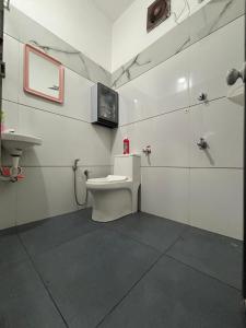 een badkamer met toilet en wastafel bij Nature's View Service Villa in Vythiri