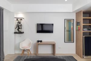 チェンマイにあるThe Core Gallery Hotelのリビングルーム(テレビ、椅子付)