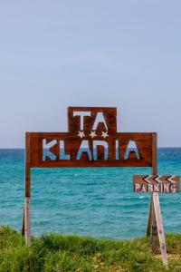 a sign that says kahala in front of the ocean at Hôtel et Résidence Ta Kladia - Omigna in Cargèse