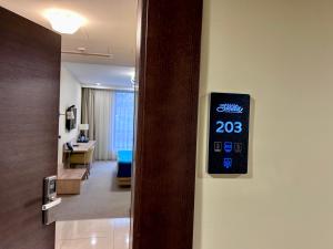 Hotel Siesta的电视和/或娱乐中心
