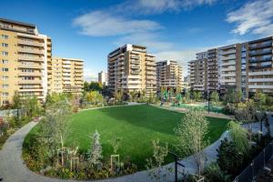 ブラショヴにあるJune's Urban Residenceの高層建築物が立ち並ぶ都市の大緑公園