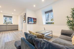 a living room with a couch and a table at Stylish Two Bedroom Apartment - Secure Parking & Balcony 9MC in Birmingham