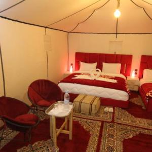 Postel nebo postele na pokoji v ubytování Desert Romantic Camp + 37 fotografií