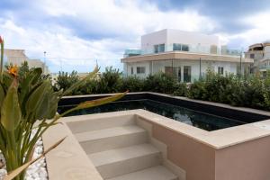 une piscine sur le toit d'un immeuble dans l'établissement M31Boutique Suites, à Mellieħa