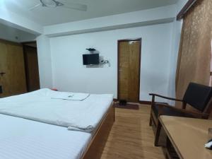 Giường trong phòng chung tại Hotel Ruby and Restaurant