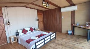 Postel nebo postele na pokoji v ubytování SAMA Al Areesh Desert Camp