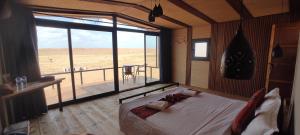 Postel nebo postele na pokoji v ubytování SAMA Al Areesh Desert Camp