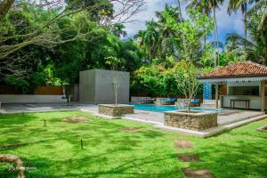 einen Hof mit einem Pool und einem Haus in der Unterkunft Bolagala Nature Resort in Madampella Pahala