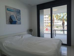 une chambre avec un lit et une fenêtre avec vue dans l'établissement Moderno apartamento con terraza y vistas al mar R22 by Novadesta, à Arenales del Sol 19 autres photos