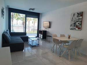 un salon avec un canapé et une table dans l'établissement Moderno apartamento con terraza y vistas al mar R22 by Novadesta, à Arenales del Sol