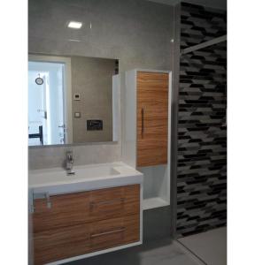 une salle de bain avec un lavabo et un miroir dans l'établissement Moderno apartamento con terraza y vistas al mar R22 by Novadesta, à Arenales del Sol
