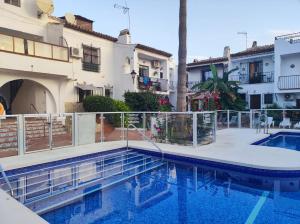 Bazén v ubytování NUEVA NERJA 22 MENYBER nebo v jeho okolí