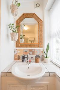 萨克斯曼德姆Lower Cedars, Saxmundham的浴室里有洗手池和镜子