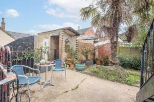 萨克斯曼德姆Lower Cedars, Saxmundham的带椅子、桌子和栅栏的露台