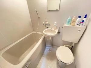 La salle de bains est pourvue de toilettes, d'un lavabo et d'une baignoire. dans l'établissement A3 Shinjuku center-4mins to room 10min to Kabukicho-新宿商圈Loftoom, à Tokyo 23 autres photos