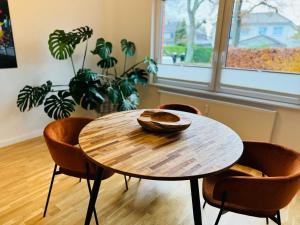 a table and chairs in a room with a plant at Duvenstedter Rotklinker in Hamburg