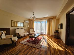 TV a/nebo společenská místnost v ubytování The Elite - Oradea's Legendary Hotel