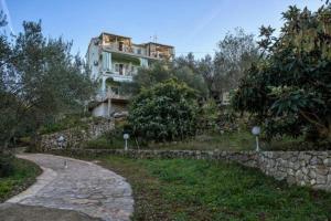 a building on top of a hill with a stone path at Ferienwohnung in Luka mit Meerblick, Terrasse, Klimaanlage, W-LAN 4659-1 in Luka